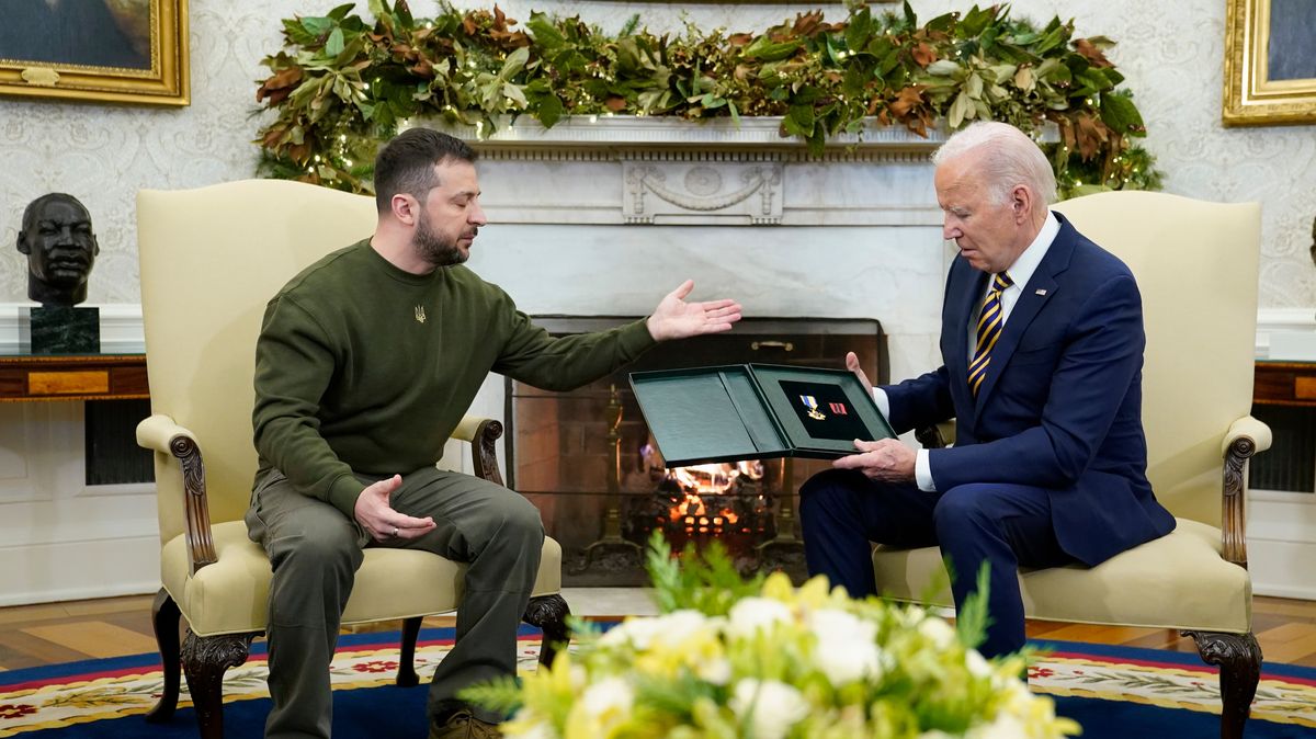 „To si nezasloužím.“ Voják poslal Bidenovi po Zelenském dárek z fronty